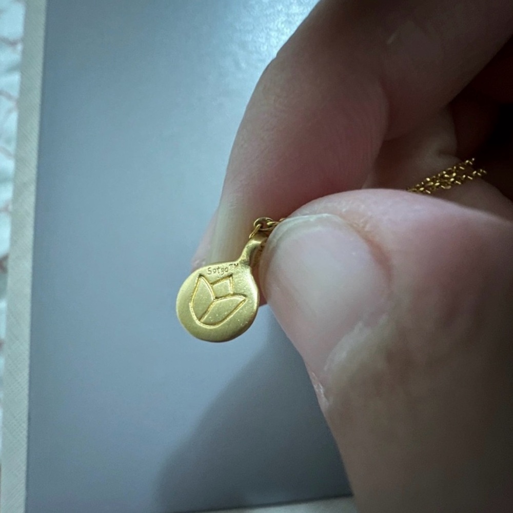 Lotus pendant necklace - Picture 2 of 3
